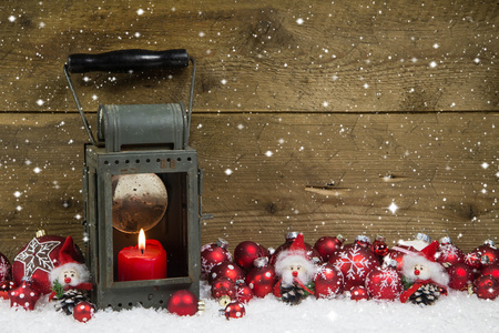 圣诞节元宵节用红蜡烛和木制的背景上的球