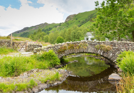 驮马的桥梁 watendlath 塔恩西湖区坎布里亚郡英格兰湖区和 thirlmere 山谷靠近德文特河水源之间