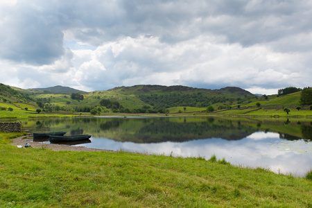 watendlath 塔恩西湖区坎布里亚郡英格兰湖区和 thirlmere 山谷靠近德文特河水源之间