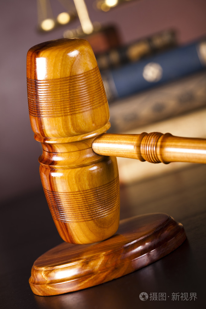 上一本法律书的法律小木槌照片-正版商用图片07cbo5-摄图新视界