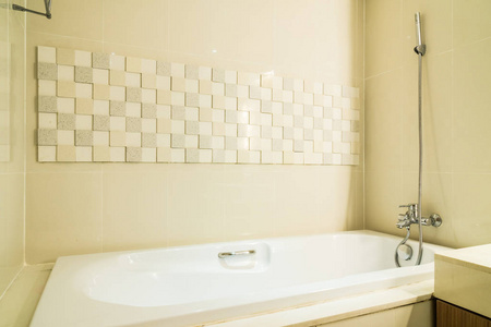 卫生间的白色水槽水龙头和浴缸装饰