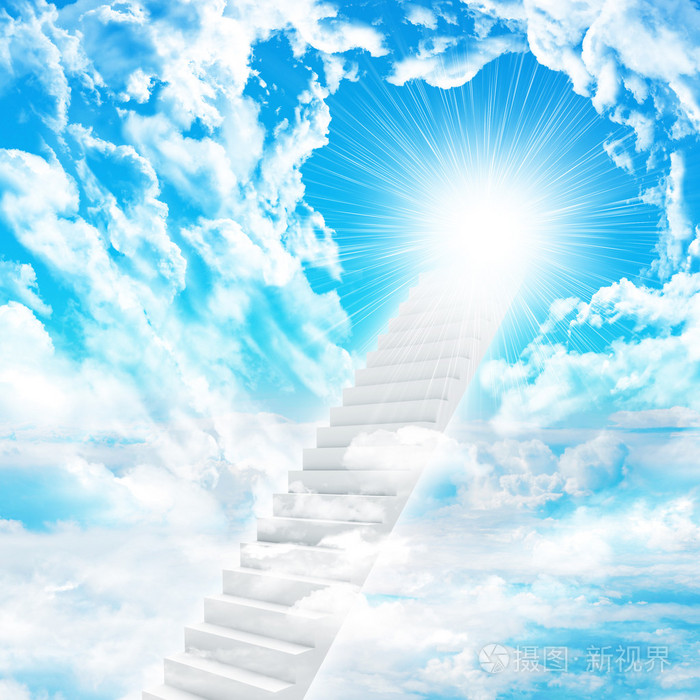 楼梯在天空乌云与阳光