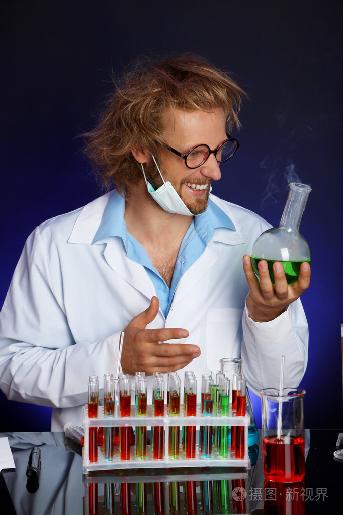 在实验室中的疯狂科学家