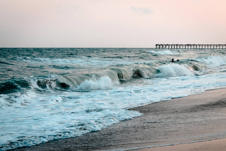 海浪在海洋岛海滩的岸边坠落