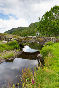 驮马的桥梁 watendlath 塔恩西湖区坎布里亚郡英格兰湖区和 thirlmere 山谷靠近德文特河水源之间