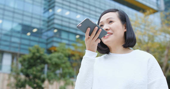 在手机上发送音频消息的女人