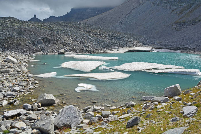 Chriegalp 通过在瑞士和意大利之间的边界与冰川湖和小冰山