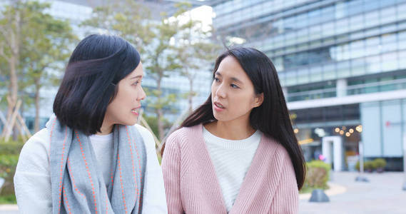 亚洲妇女一起聊天照片