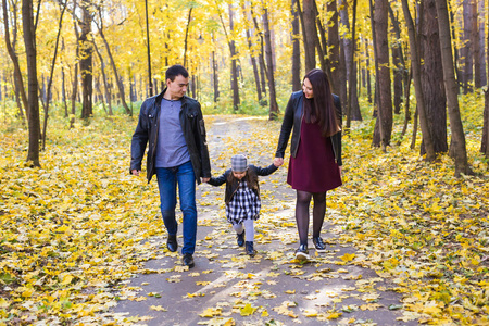 秋天, 自然和家庭概念愉快的家庭在秋天公园散步