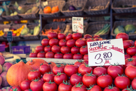 波兰一街市新鲜的西红柿图片