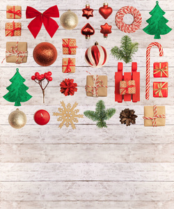 圣诞节或新年背景 红色和金色的玻璃球, 杉木树枝, 装饰和礼物在木背景。一个祝贺你的地方