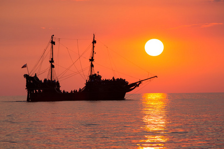 在日落时分在波兰波罗的海船在海面上