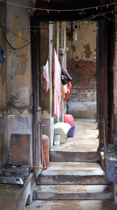 通过开放的大门在印度加尔各答的老印度房子入口