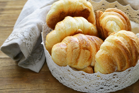 花边篮子传统法国烘烤酥牛角面包