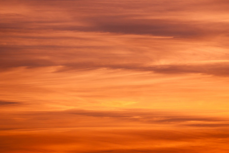 橙色和黄色的夕阳的天空