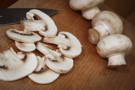 切菜板上厨房里的蘑菇