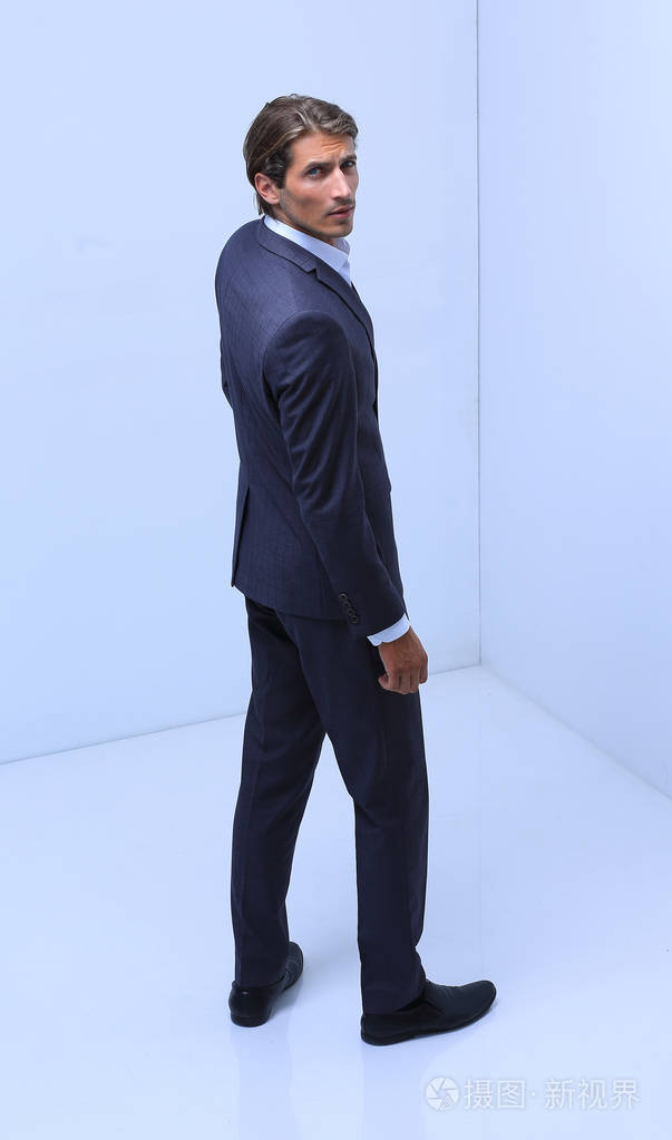 严肃的生意人站立在角落