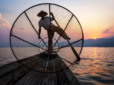 渔夫在日落 茵莱湖 掸邦 缅甸茵莱湖