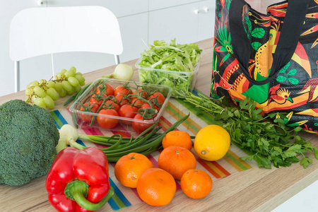 新鲜蔬菜直接从市场上解压在厨房里