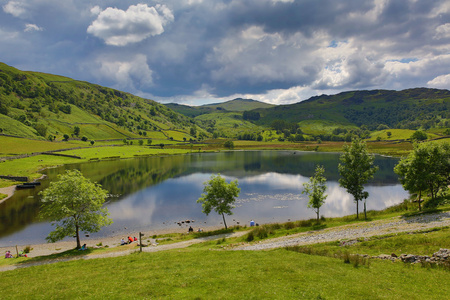 watendlath 塔恩西湖区坎布里亚郡英格兰湖区和 thirlmere 山谷靠近德文特河水源之间