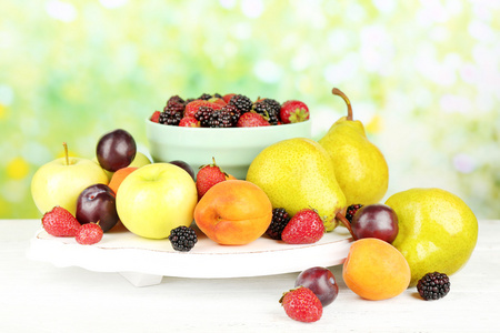 成熟的水果和浆果在明亮的背景上的桌子上