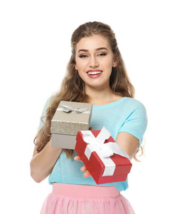 美丽的年轻妇女与礼品盒在白色背景