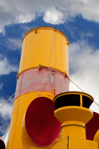 在一个古老的蒸汽船上的大烟囱照片