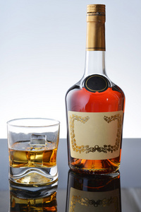 海上生活,水下孤立的手工绘制概念图贝壳在室内灯与船舶瓶概念照片中