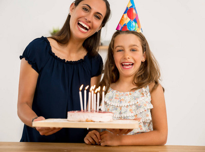 母亲和女儿在厨房庆祝女儿的生日