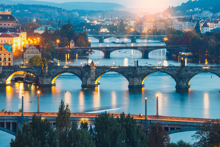 捷克布拉格的伏尔塔瓦河桥与历史悠久的查尔斯大桥和河桥