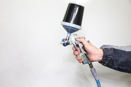 在车身零件上喷涂油漆的车身体画家照片