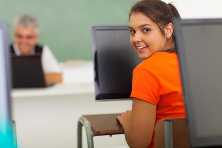 高中女生学习计算机