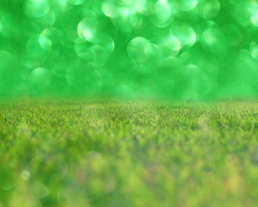 绿色背景的草和散焦的灯