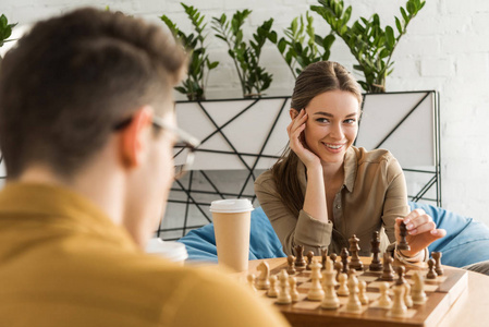 年轻女子下棋和与对手调情