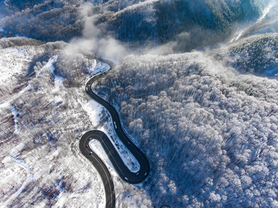 在一个高山通行证在冬天中间的蜿蜒的路