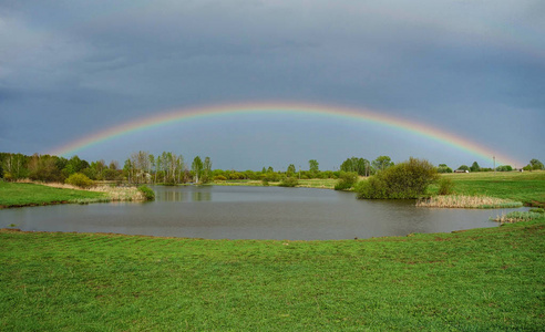 彩虹在湖图片