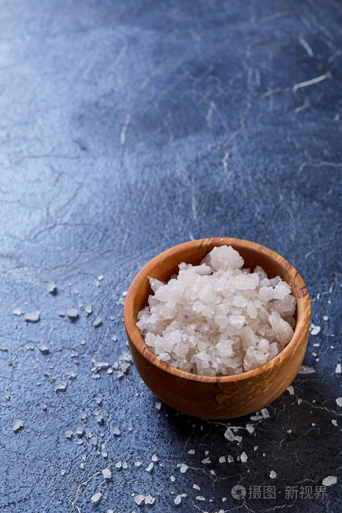 白色背景,顶部视图,特写,选择性聚焦的天然木碗中的大白色海盐