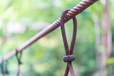 用钢丝绳钢丝绳生命线在桥上, 钢丝绳吊索夹, 有一座具有模糊背景的