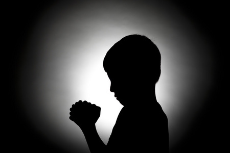 在祷告的剪影鞠了一躬照片