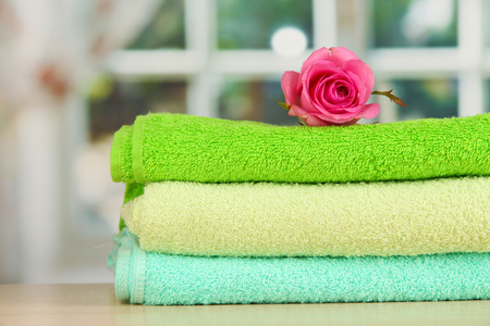 堆栈的毛巾与香朵花的窗口背景
