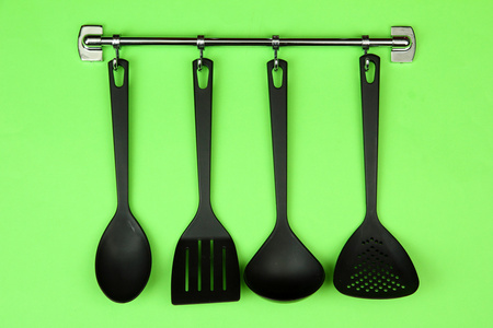 银钩，绿色背景上的黑色厨房用具