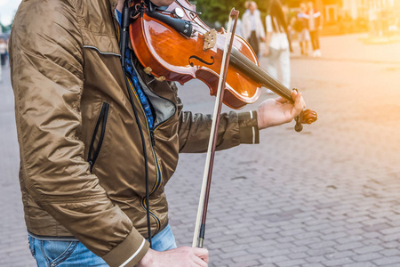 街头小提琴手演奏小提琴在中午, 秋天天
