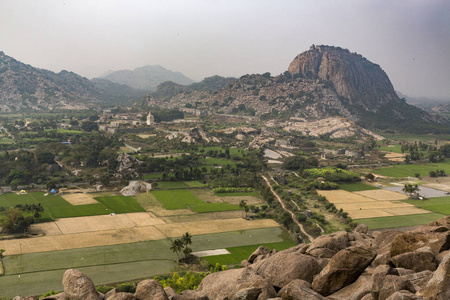 景观与绿草平原低地山谷和山, 丘陵。Gingee, 印度泰米尔纳德邦