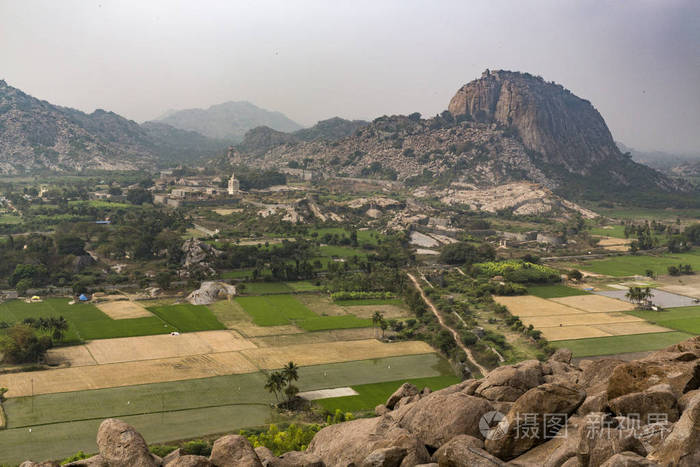 景观与绿草平原低地山谷和山, 丘陵.gingee, 印度泰米尔纳德邦