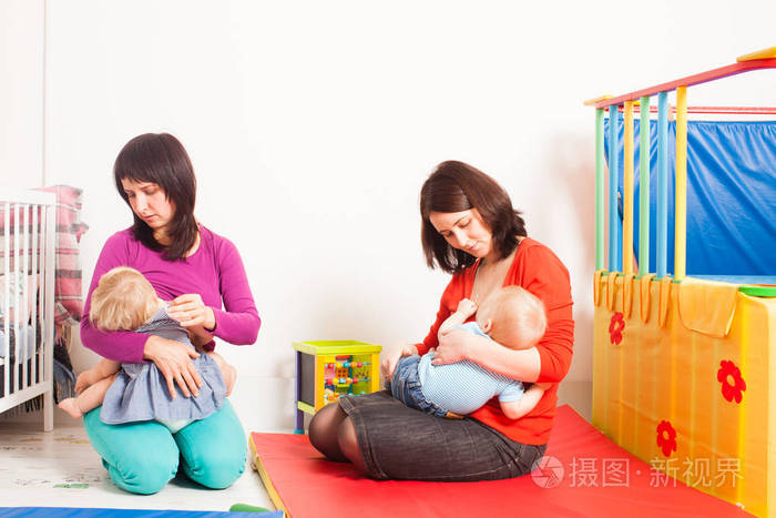 母亲正在母乳喂养幼儿照片-正版商用图片07dbvv-摄图新视界