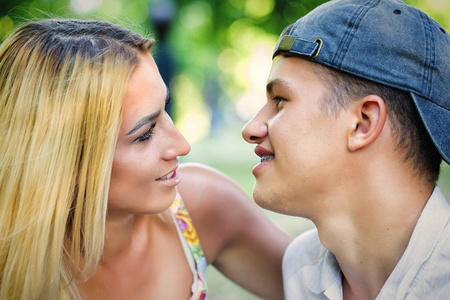 关闭在爱户外的迷人的年轻夫妇的肖像。幸福的情侣在恋爱。年轻男子和女孩, 青少年, 拥抱