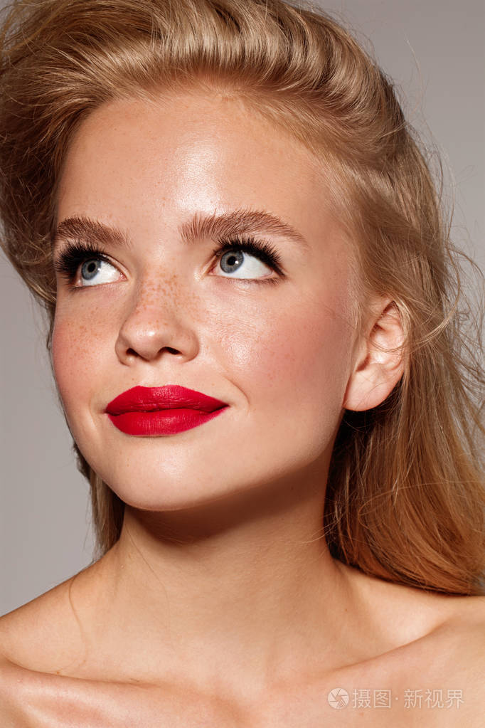 红唇.年轻模特女孩与美丽的皮肤和金发的风格.完美化妆