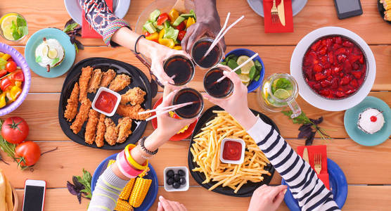 顶视图家人吃饭图片