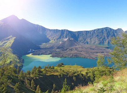 印尼林加尼口的蓝湖