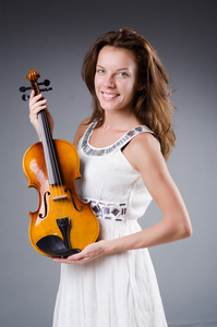 女艺术家用音乐概念的小提琴